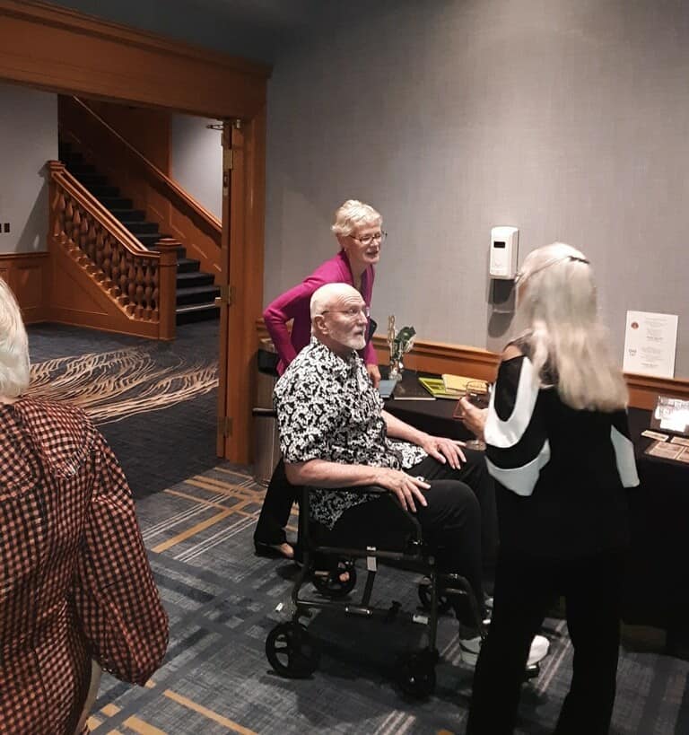 Ron and Diane Freier visit with Kim Rizzuto as they arrive.